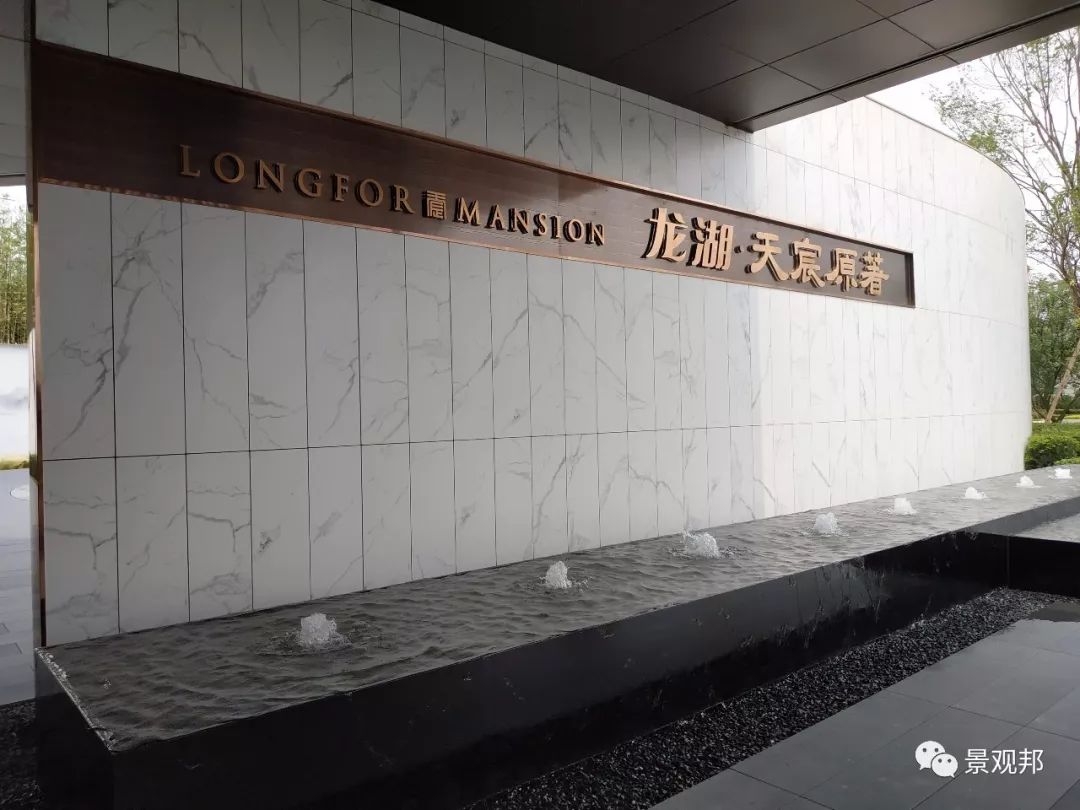 ▼景墙唯格石英砖仿雪浪白