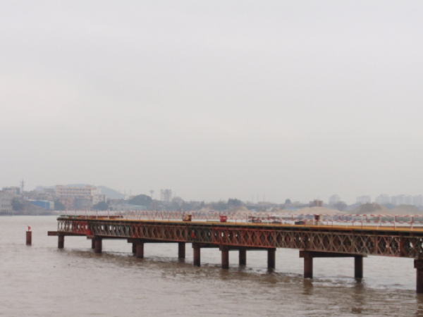水上混凝土板栈桥资料下载-[淮南]公路大桥工程栈桥、平台施工汇报材料