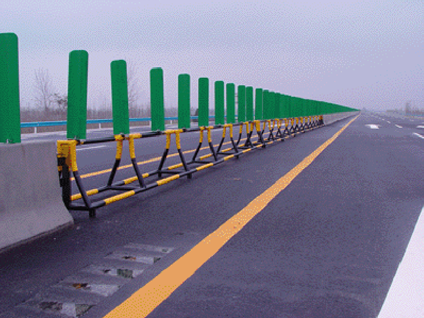 高速交通安全设施标资料下载-交通安全设施之防眩设施设置