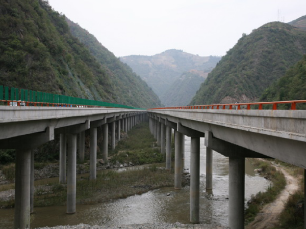 公路工程项目安全培训资料下载-高速公路路基桥隧工程项目管理策划书