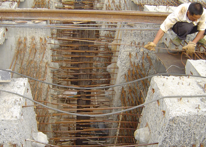 负弯矩预应力钢束穿束过程