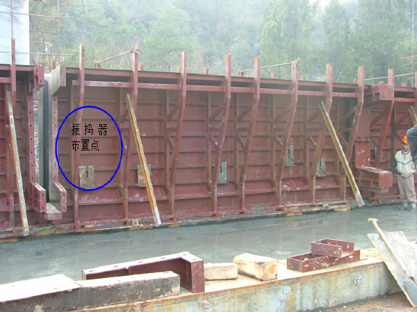 梁桥面铺装首件资料下载-化工码头工程管线桥T梁预制、安装施工技术方案