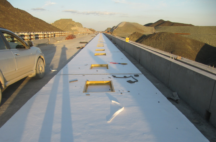 铺设隔离层及弹性垫层