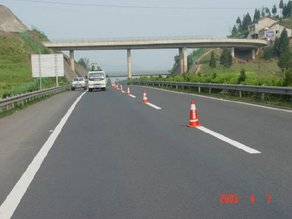 环氧沥青路面工程资料下载-公路养护工程沥青路面裂缝处治技术总结