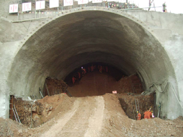 高速公路施工经验交流资料下载-隧道三台阶七步开挖法施工技术安全经验交流