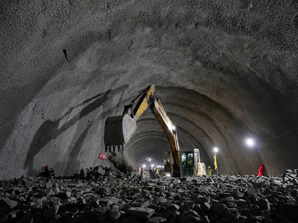 2020年安全工作汇报资料下载-高速公路隧道施工安全工作汇报