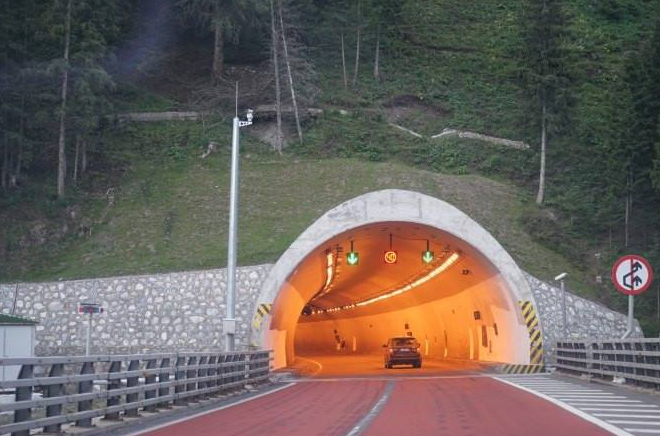 桥梁标杆工程总结报告资料下载-公路隧道(路基、桥梁)工程交工总结报告