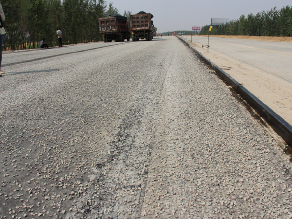 公路改扩建规划资料下载-高速公路改扩建沥青碎石基层标准化施工工艺