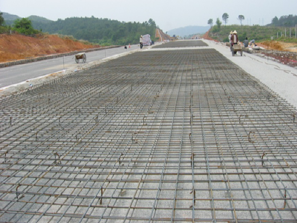 水泥混凝土里面面层施工资料下载-道路工程施工之水泥混凝土路面施工(70页)