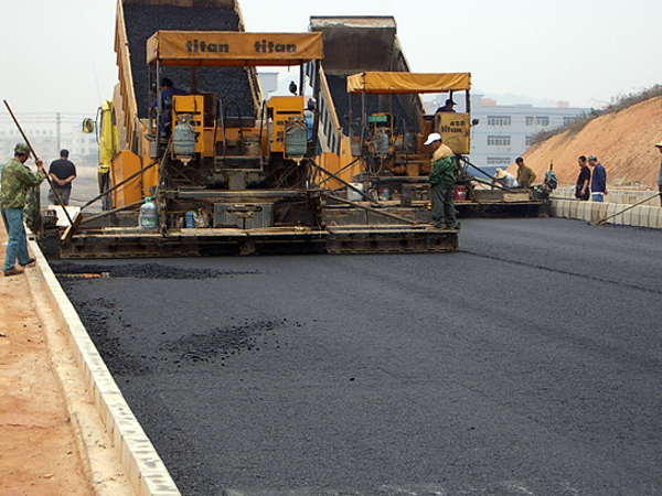 道路铺设方法资料下载-道路沥青路面施工工艺PPT讲解(27页)