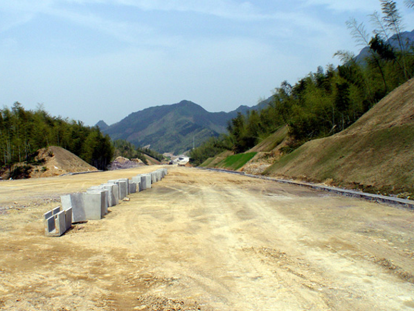 路基工程包括路基(路床)本身及有關的土(石)方,沿線的小橋涵,擋土牆