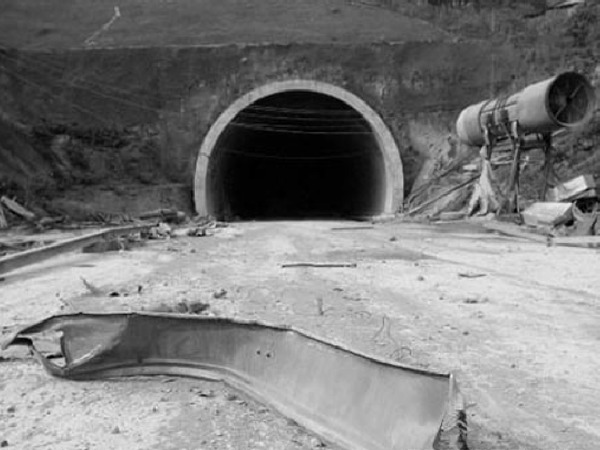 各国工程事故案例分析资料下载-隧道工程重大危险源识别​及案例分析(58页)