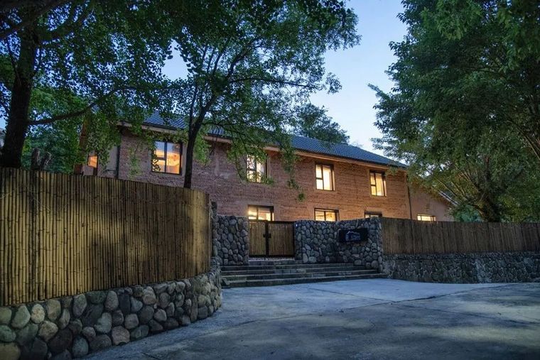 民宿依山而建,青翠缭绕,建筑由一幢2层老式木结构瓦房和一幢2层混泥土
