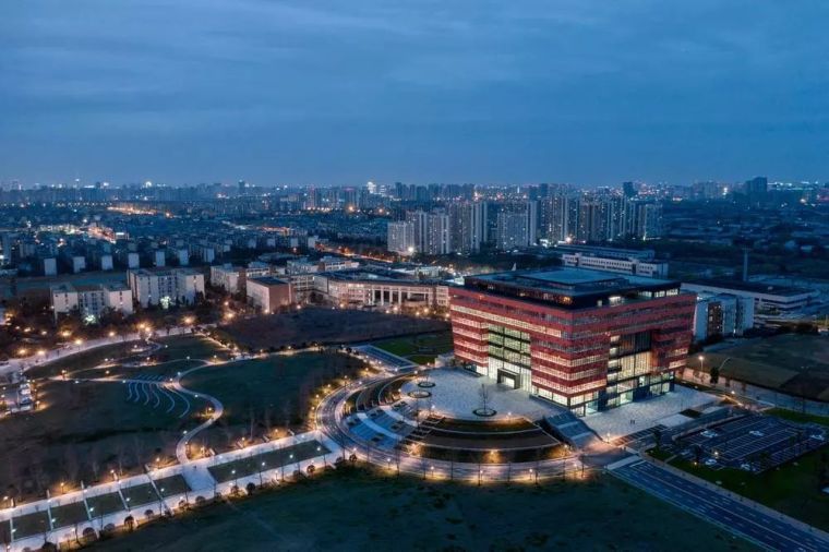 上海怡丰城建筑资料下载-“网红”图书馆——成都大学地标性建筑