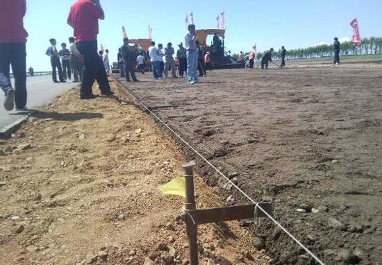 公路路面水泥稳定碎石基层摊铺机施工工艺工法-基准传感钢线