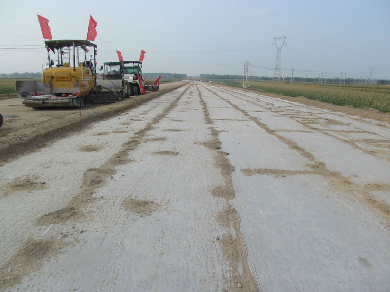 高速公路大厚度水泥稳定碎石底基层一次性摊铺施工工法-路桥施工工法-筑龙 …