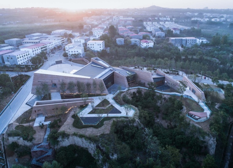 郑州建业小镇足球建筑设计资料下载-黄土地上错落展开的“折扇”：郑州建业足球小镇游客中心