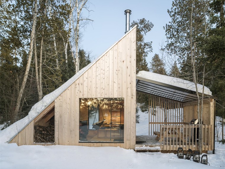 木屋小建筑资料下载-加拿大藏在雪域山林中的尖顶小木屋