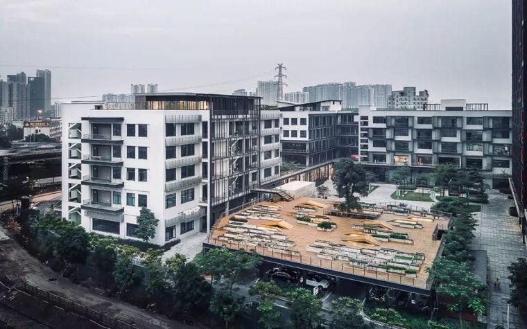 注册建筑师场地设计停车场资料下载-建筑师在停车场上盖了个大屋顶，大人孩子都玩得不想回家！