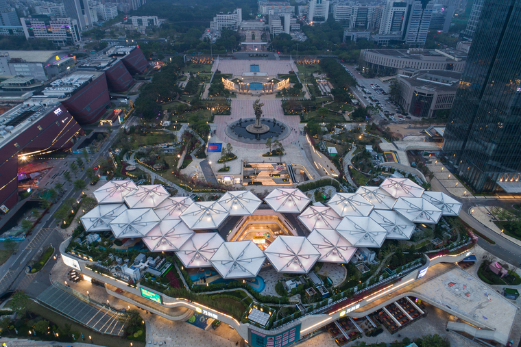 深圳龙城广场万科里屋顶遮阳伞装置