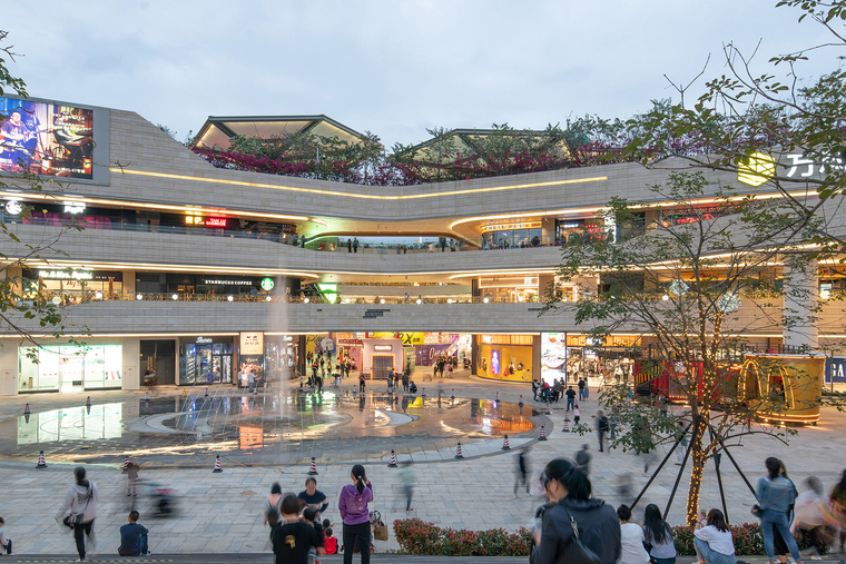 深圳龙城广场万科里屋顶遮阳伞装置