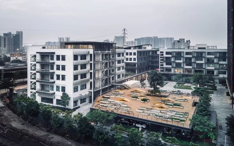 深圳工业园区改造资料下载-改造|建筑师在停车场上盖了个大屋顶，大人孩子都玩得不想回家！