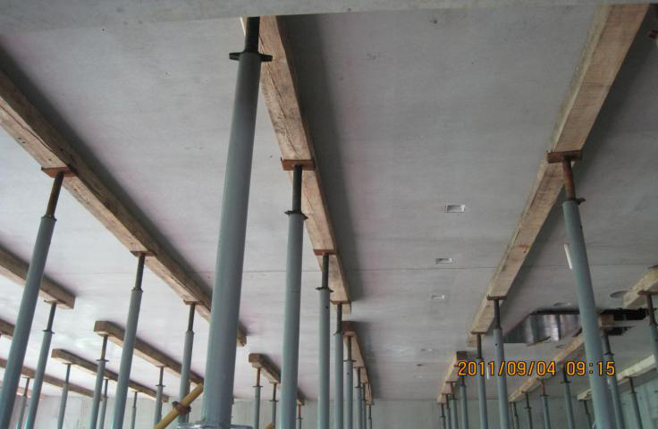 叠合板通长木龙骨支撑示意图