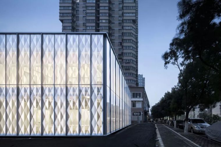 [分享]纯净现代的设计——玻璃体展厅,充满立体感和动态性.