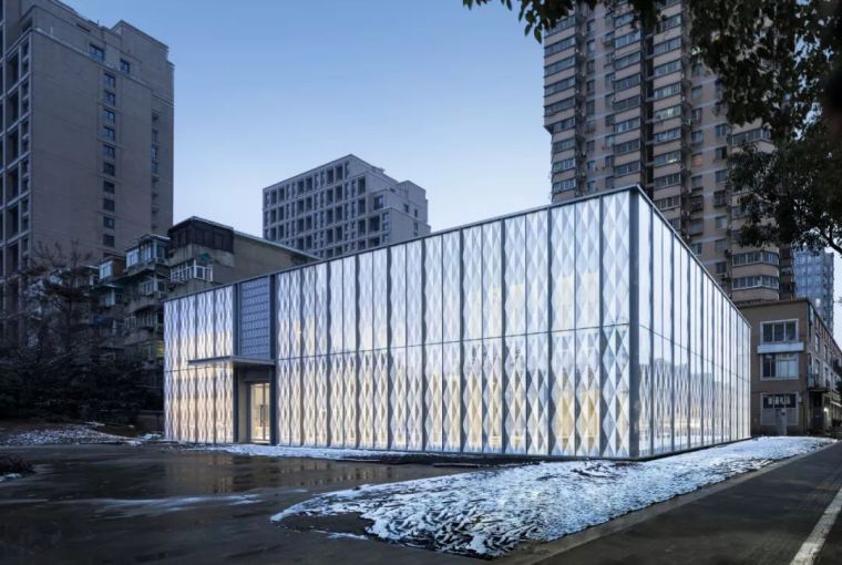 [分享]纯净现代的设计——玻璃体展厅,充满立体感和动态性.