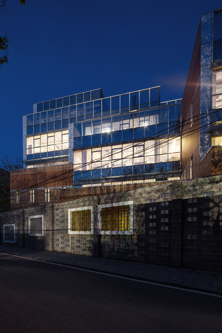 北京汇佳国际学校行政办公楼改造-006-sunlight-into-the-glass-renovation-of-the-administrative-office-building-of-huijia-international-school-in-beijing-china-by-why-co