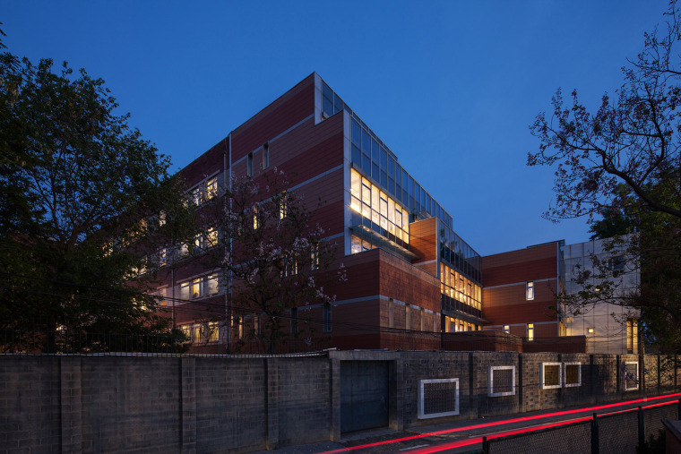 北京汇佳国际学校行政办公楼改造-013-sunlight-into-the-glass-renovation-of-the-administrative-office-building-of-huijia-international-school-in-beijing-china-by-why-co