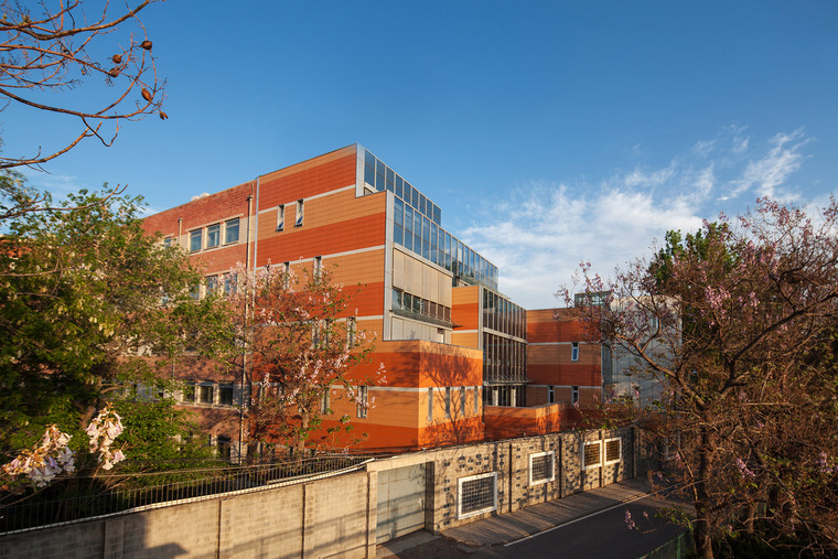 北京汇佳国际学校行政办公楼改造-024-sunlight-into-the-glass-renovation-of-the-administrative-office-building-of-huijia-international-school-in-beijing-china-by-why-co