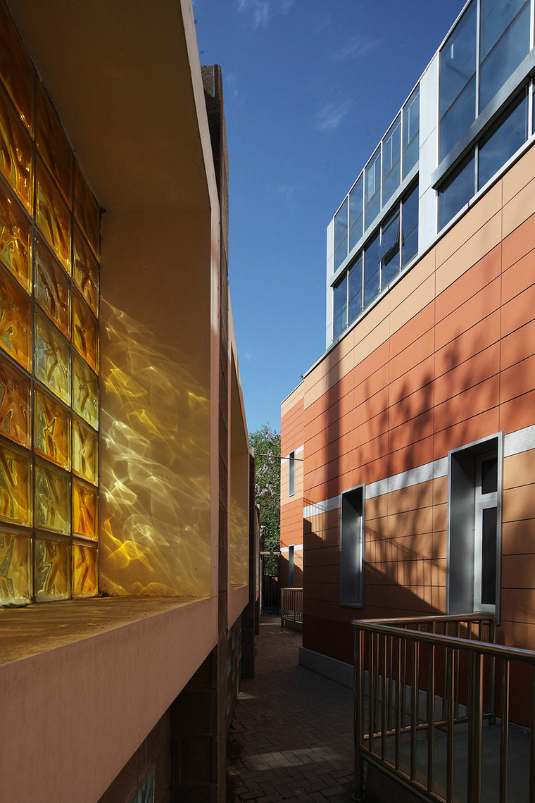 北京汇佳国际学校行政办公楼改造-034-sunlight-into-the-glass-renovation-of-the-administrative-office-building-of-huijia-international-school-in-beijing-china-by-why-co