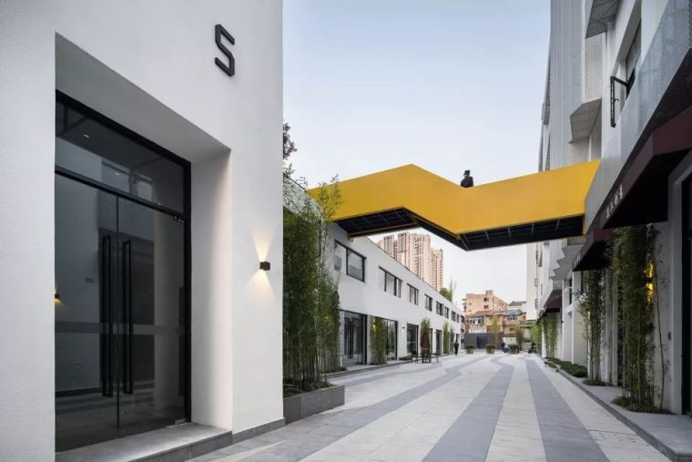 形成多个出入口,同时让每一栋建筑拥入独立出入口