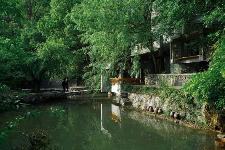 叠水池水景图资料下载-这才是中国人居住的最高境界：有水景、有园子，家门从不上锁