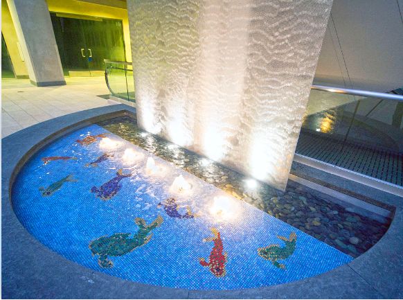 半圆形游泳池被覆盖着厚厚的玄武岩石.