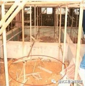 模板支架水平剪刀撑图片资料下载-导致模板支架坍塌的17个施工通病：对照检查工地，实用！