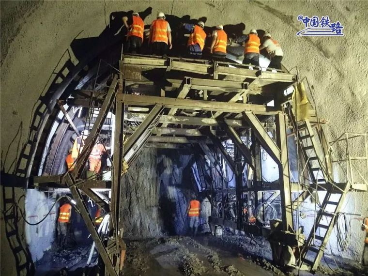 高黎贡山铁路隧道资料下载-好多冰块！亚洲最长铁路山岭隧道有点热