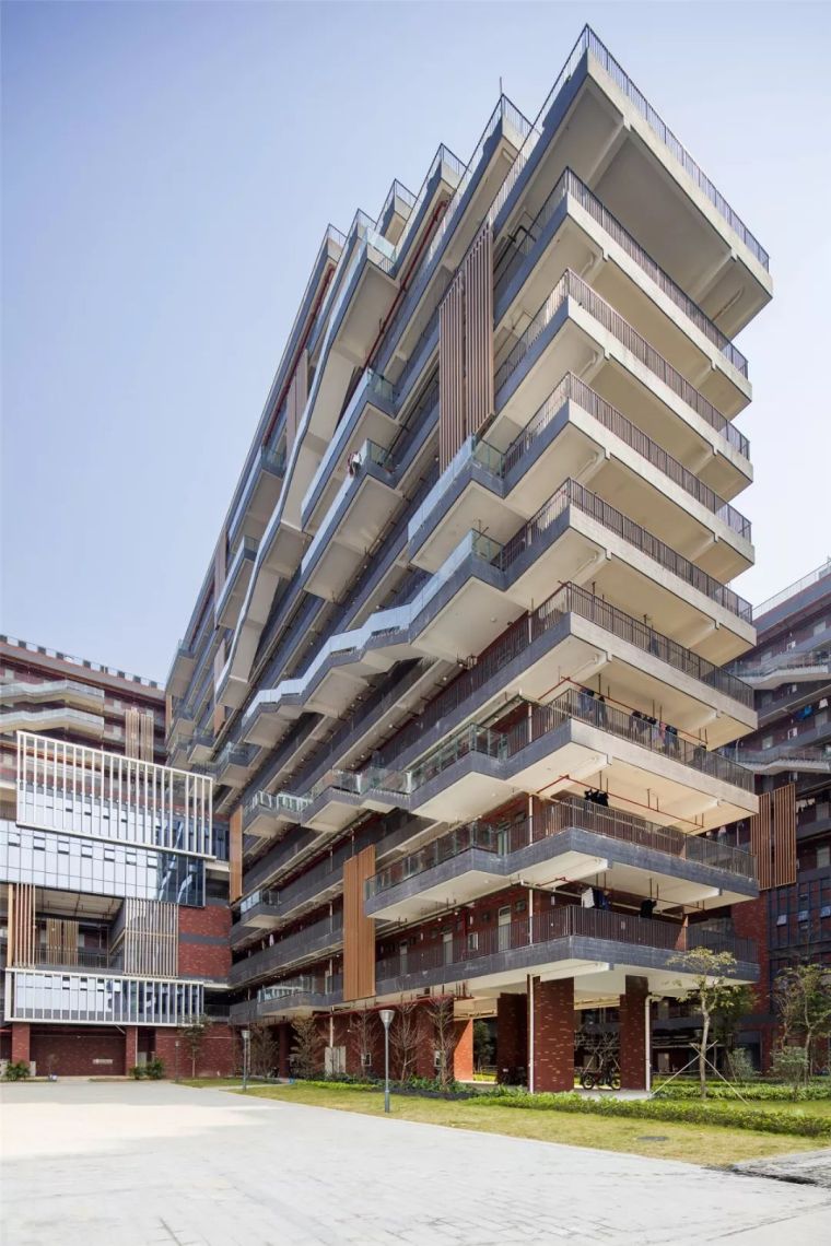 外廊式宿舍楼退台交流空间 摄影:曾天培