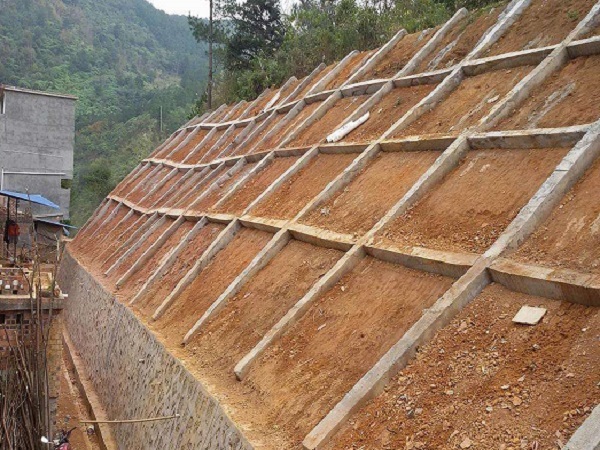 挡土防护方案资料下载-悬臂扶壁式挡土墙施工方案