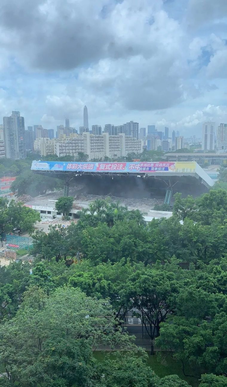 深圳种植平台和体验馆资料下载-拆除中的深圳市体育馆顶部坍塌！1人死亡，仍有2人被困