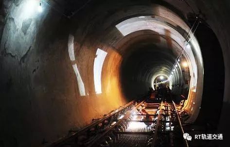 隧道污水沟资料下载-地铁隧道路面坍塌成因分析及控制措施探讨