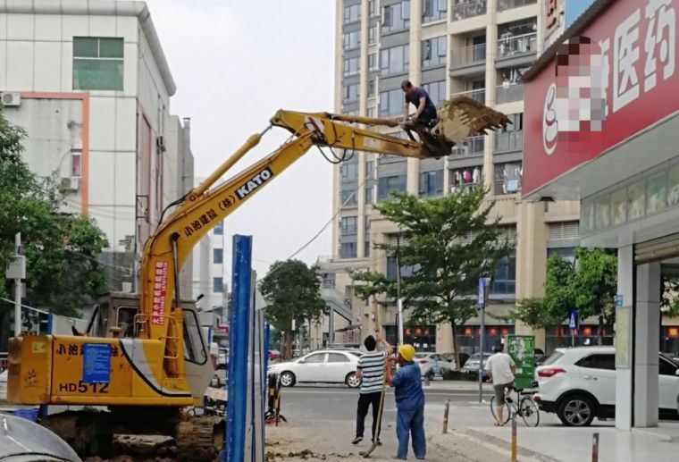 看了这些幼儿园的神设计资料下载-一组动图告诉你：安全意识不过硬，干活就像在玩命