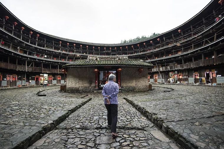 《花木兰》里刘亦菲A爆了，但福建土楼乱入是咋回事？网友沸腾：_17