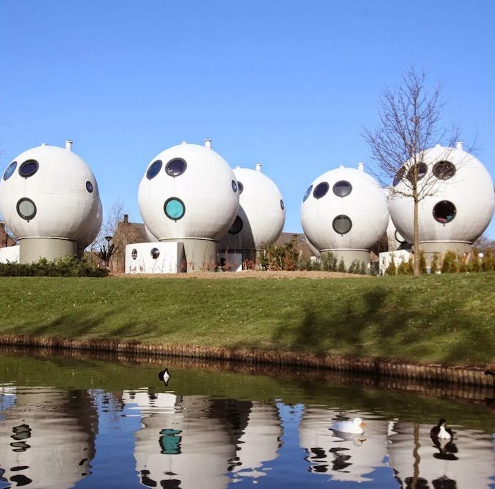圆形的房子资料下载-科幻电影中才会出现的房子，竟建于三十年前的荷兰