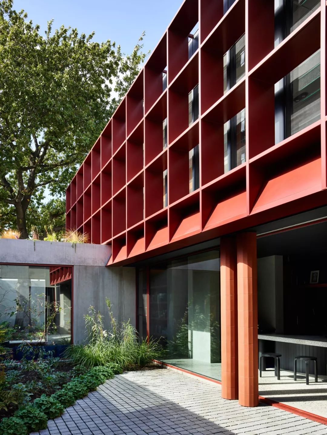 开放式的房屋外立面有着特殊的形式,红色的钢铁立面有着许多功能,包括