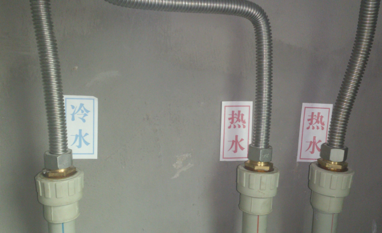 [宁夏]新建住宅项目交房标准-厨房阳台热水器处冷热水管用软管连接