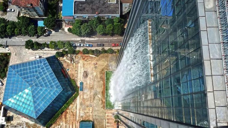 彼得沃克ibm大楼资料下载-“飞流直下三千尺“的城市建筑
