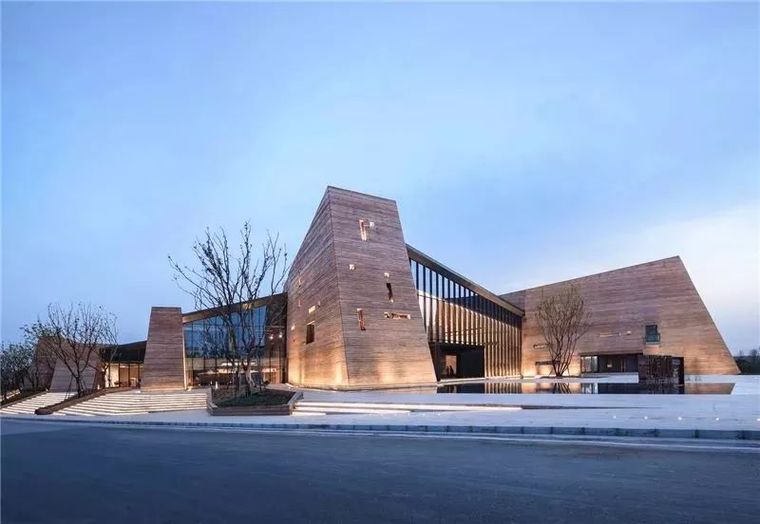 构思来源于当地粗犷的黄土沟壑风积地貌 如一座座丘陵从地里生长出来