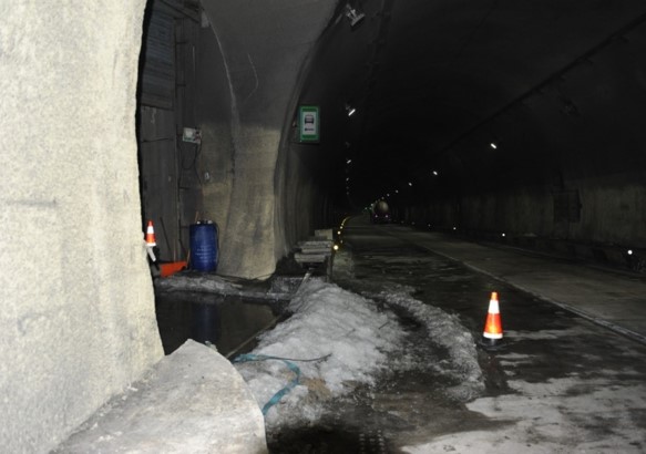 寒冷地区公路隧道冻害防治及维修技术